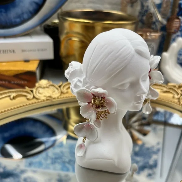 🆕 LES NEREIDES 🧿 NWOT White Cherry Blossom Dangling Earring - Picture 9 of 17